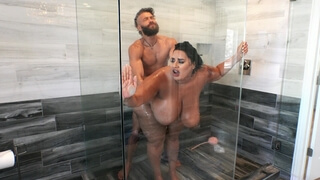 Мамаша с целлюлитными ляжками принимает душ с мужиком и отдается ему в дырку