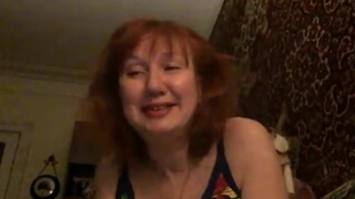 Зрелая дама с рыжими волосами показала на камеру обвисшие сиськи