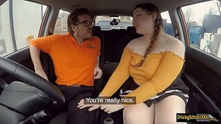 Женщина с косичками и в блузке решила пососаться с приятелем в автомобиле