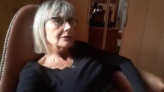 70летняя бабушка задрала платье и довела себя до оргазма пальцами в кресле