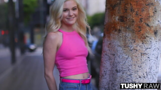 Молодая блондинка в розовой майке занимается сексом с хахалем без смазки