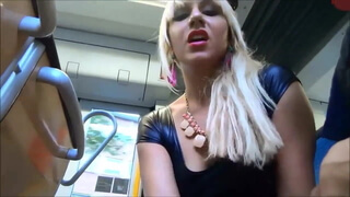 Развратная блондинка в кожаном платье подрочила пенис малознакомого парня в автобусе