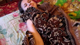 Деревенская Дуся легла под одеяло помастурбировать и парень сделал ей куни