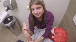 Девка в общественном туалете подрочила большой член пикапера и потрахалась с ним
