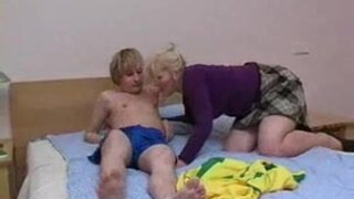 Зрелая россиянка со стройными ногами отсасывает молодому поклоннику и дает ему