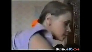 Парень жахает в задницу русскую девушку в красной юбке