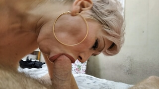 Подборка со зрелой дамой, которая страстно сосет пенис возлюбленного пухлыми губками