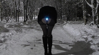 Русская девица в черных сапогах показывает парню промежность на улице