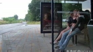Студентка в черной майке дрочит члены партнеров на автобусной остановке