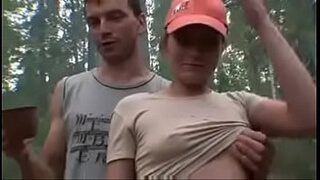 Русские старшекурсники окружили двух потаскух и отодрали их во все щели в лесу
