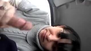 Молодая россиянка в свитере делает минет поклоннику в автомобиле