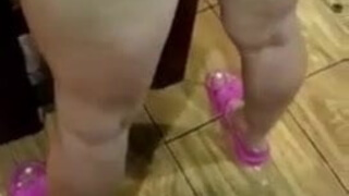 Русская баба с толстой задницей и в розовых тапках дает партнеру раком в щель