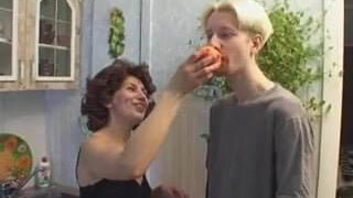 Кудрявая дама бальзаковского возраста кормит скейтера апельсином и просит полизать ей киску