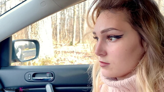 Русская девушка 20ти лет в свитере дрочит член и делает минет бойфренду в машине