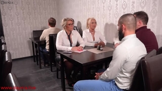 Две блондинки в белых блузках сели за стол с мужиками, с которыми в итоге устроили оргию