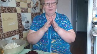 Русская пенсионерка сидит перед вебкамерой и пихает дилдо в промежность