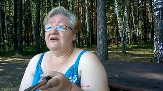 Толстая бабушка Ирина мастурбирует свою волосатую дыру