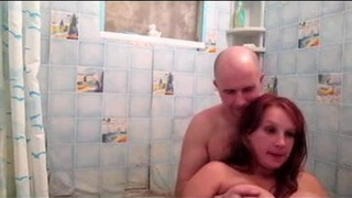 Рыжая молодуха принимает в вагину болт лысого партнера в ванной