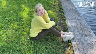 Молодая россиянка в одежде и кроссовках делает минет ловеласу на природе