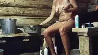 40ка летняя россиянка с натуральными титьками ласкает себя в деревенской парилке