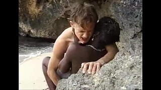 Белый фаллос мужчины залетает в анальную дырку негритянки на пляже