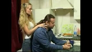 Русская девушка худощавого сложения дает волосатому мужику и получает семя в рот