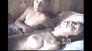 Русская студентка с упругими сиськами ласкается с парнем на кровати и дает ему в возбужденную дырочку