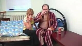 Русская баба выпивает с толстым сожителем, после чего сосет ему и дает в вагину