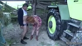 German Milf Мама и папа трахаются на улице на ферме