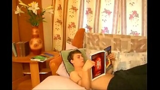 Студент лежал и читал журнал, а толстозадая мама оседлала его фаллос