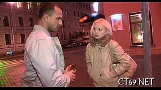 Женатый москвич запикапил молодую студентку и растянул её щелку у себя в квартире