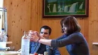 Русская милфа пьет водку с парнем, затем тот шпилит ее на кухне