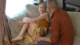 Худощавая блондинка в платье занимается сексом с приятелем на диване