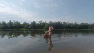 Русская дама с обвисшими дойками отсасывает мужику на пруду и занимается с ним сексом