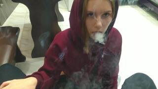 Молодая россиянка в бордовой кофте закурила, после чего сделала минет хахалю