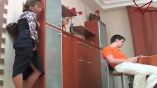 Возбуждённая домохозяйка совратила 18летнего парня в оранжевой футболке на 10 минут