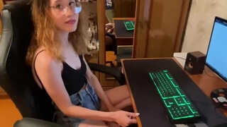 Русская девка в очках села за компьютер, где отсосала другу и дала ему в щель