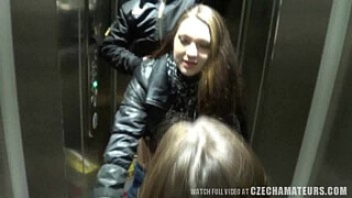 Девушка в косухе зашла в лифт с приятелем, дала в письку и зашла в кваритру для продолжения