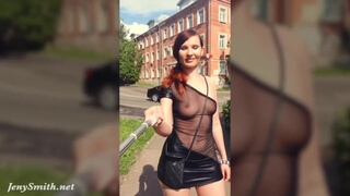 Русская мамаша на высоких каблуках выходит на прогулку в прозрачном платье