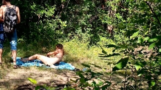 Мужик увидел в лесу русскую бабу в купальнике, которая занималась мастурбацией