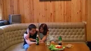 Зрелая россиянка выпила с парнем и отдалась на кожаном диване