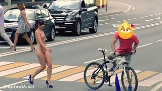 Привлекательная дама со стройными ножками прогуливается по городу абсолютно голая
