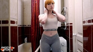 Спортивная россиянка 19ти лет с небольшими сиськами ласкает себя пальцами в ванной