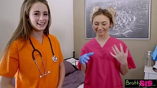 Худая медсестра снимает розовую униформу и принимает в щель болт пациента