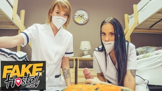 Две медсестры извращаются с большим членом владельца хостелла