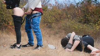 Русская девка с длинными волосами занимается сексом с незнакомцем посреди поля