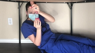 Медсестра дрочит член пациента лежа под столом и пьет его сперму из специальной емкости