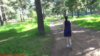 Гуляю с подругой по городскому парку и даю ей пососать член в кустах