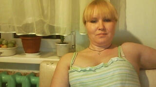 Русская мамаша с обнаженной грудью ласкает пальцами киску перед вебкамерой