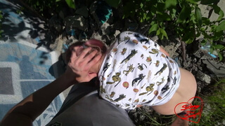 Украинка завела парня в кусты, где он спустил с неё шорты и кончил в киску